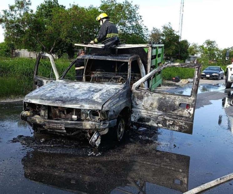 Arde vehículo en Cadereyta