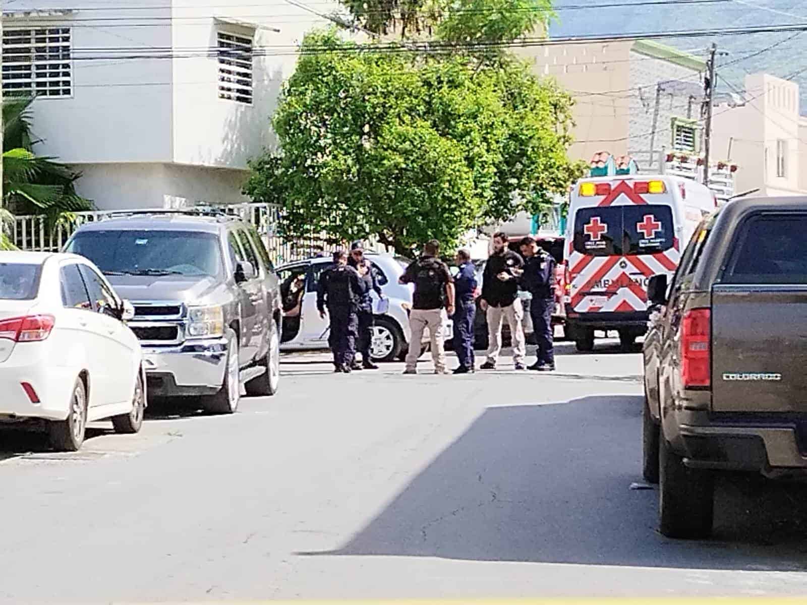 Un ex servidor público de Monterrey y Guadalupe, fue ejecutado a balazos cuando llegaba a su domicilio a bordo de su vehículo, por pistoleros encapuchados quienes le dispararon desde un auto en marcha, en Guadalupe.