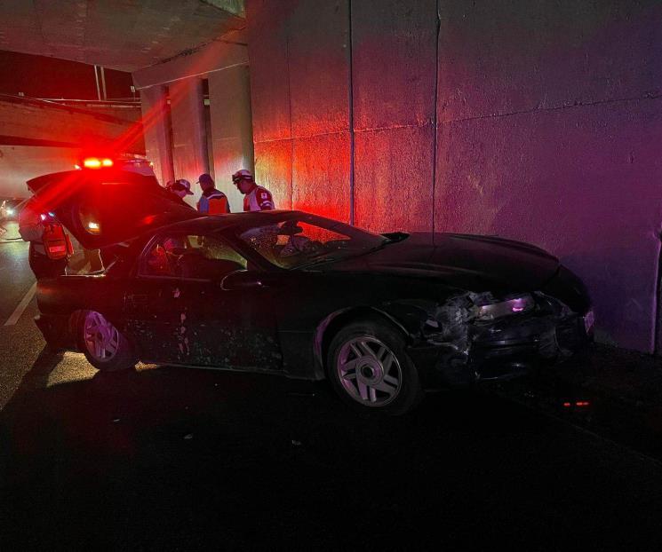 Conductor queda lesionado tras impacto contra muro en Monterrey