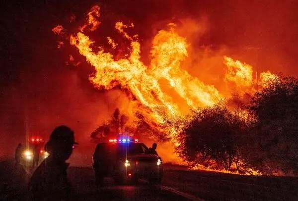 Evacúan a 20 mil por incendios forestales en California