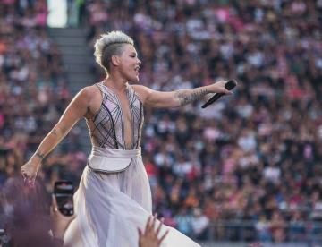 Pink cancela concierto en Suiza por problemas de salud