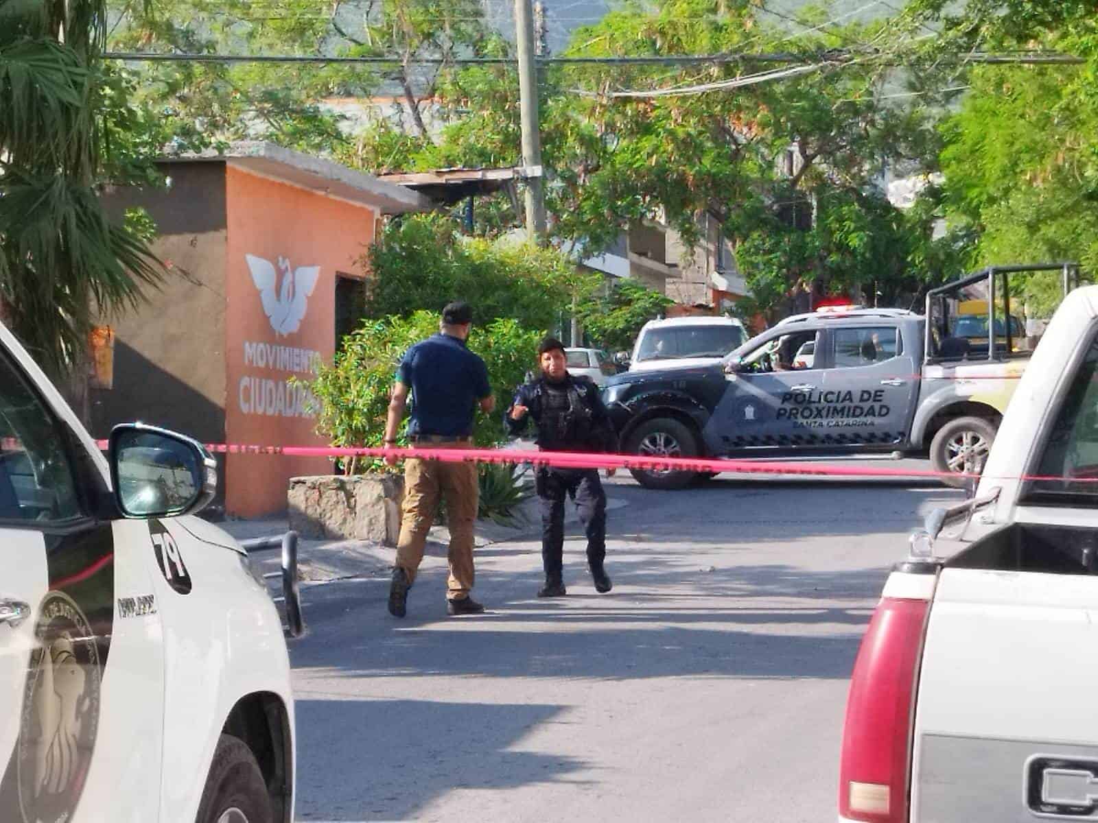 Hombres armados que se desplazaban en un vehículo, atacaron a balazos un domicilio señalado como punto de venta de drogas de un grupo criminal, que opera en Santa Catarina.