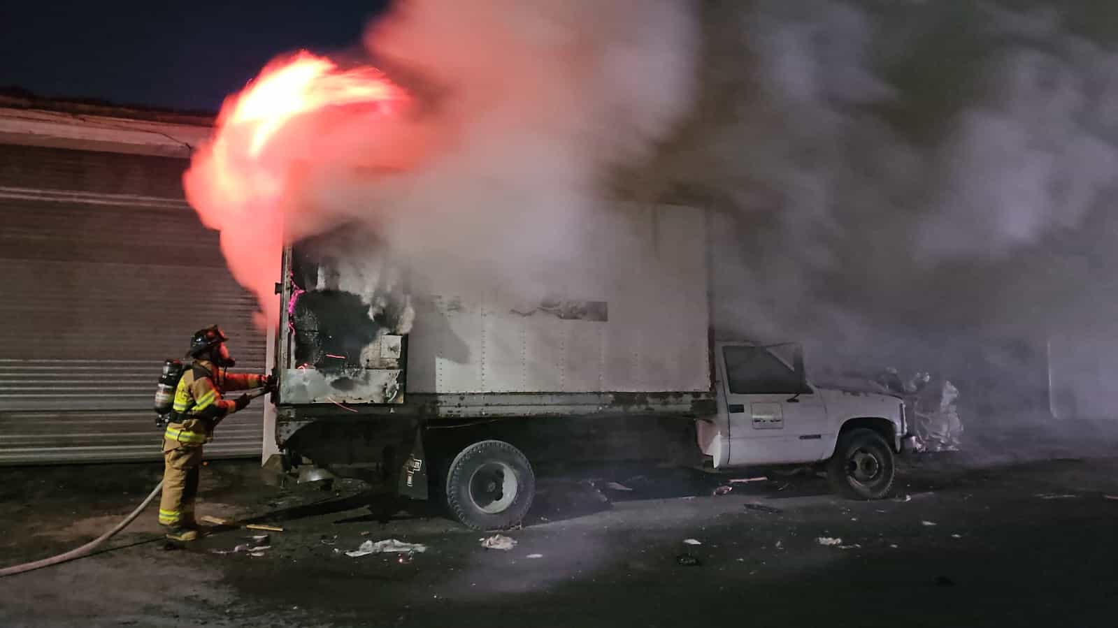El incendio de un camión de tres y media toneladas movilizó a elementos de Bomberos de Nuevo León y Protección Civil de Monterrey, poco después elementos de la policía municipal arrestaron al presunto responsable del siniestro,en la Colonia Del Norte.