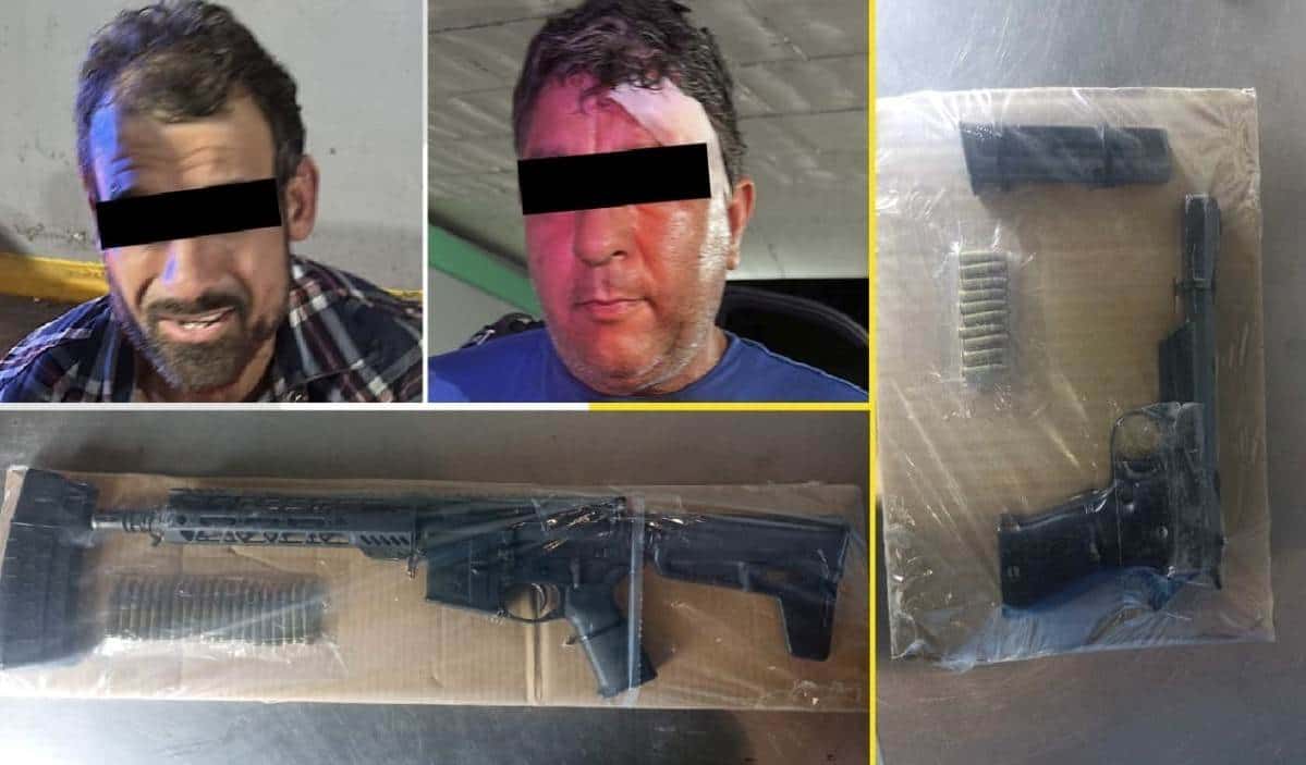 Dos hombres que portaban un arma larga, una corta y cuatro cargadores para armas fueron detenidos por elementos de la Secretaría de Seguridad Pública y Vialidad de Santiago.