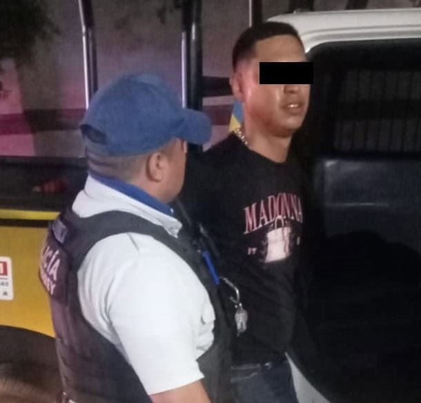 Después de presuntamente lesionar con una botella a una mujer tras registrarse una riña en un bar del Barrio Antiguo, dos jóvenes fueron arrestados la madrugada de ayer por elementos de la Secretaría de Seguridad y Protección a la Ciudadanía de Monterrey.