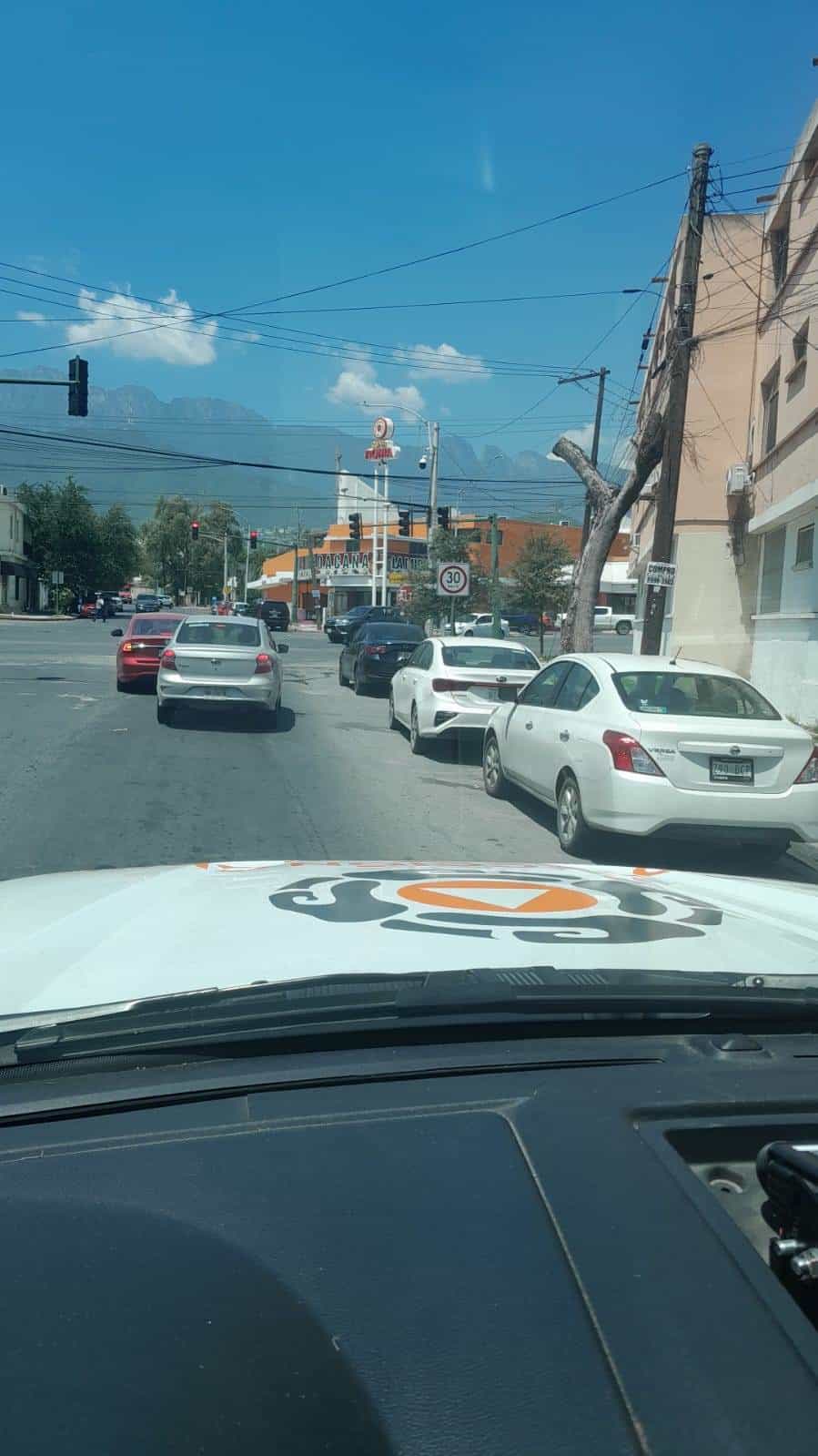 Un pintor murió luego de caer de seis pisos, en una plaza comercial y departamentos de la Colonia Roma, ayer al sur del municipio de Monterrey.