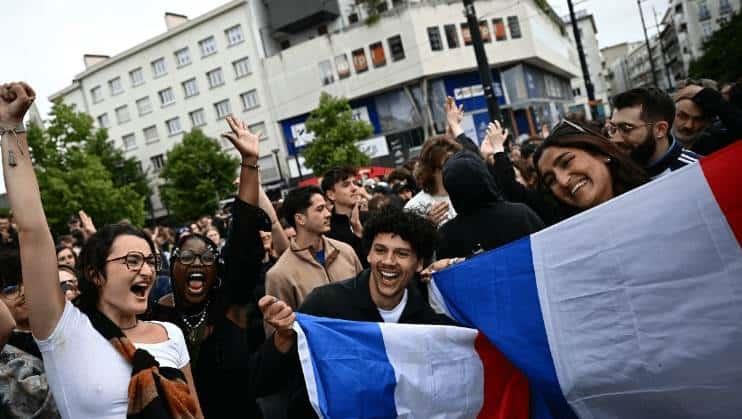 Izquierda frena a ultraderecha y reina incertidumbre en Francia