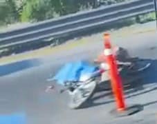 El conductor de una motocicleta falleció luego de derrapar en su unidad y estrellarse contra un muro de concreto, en el Libramiento Noroeste a la altura de la Carretera a Laredo, municipio de Escobedo.