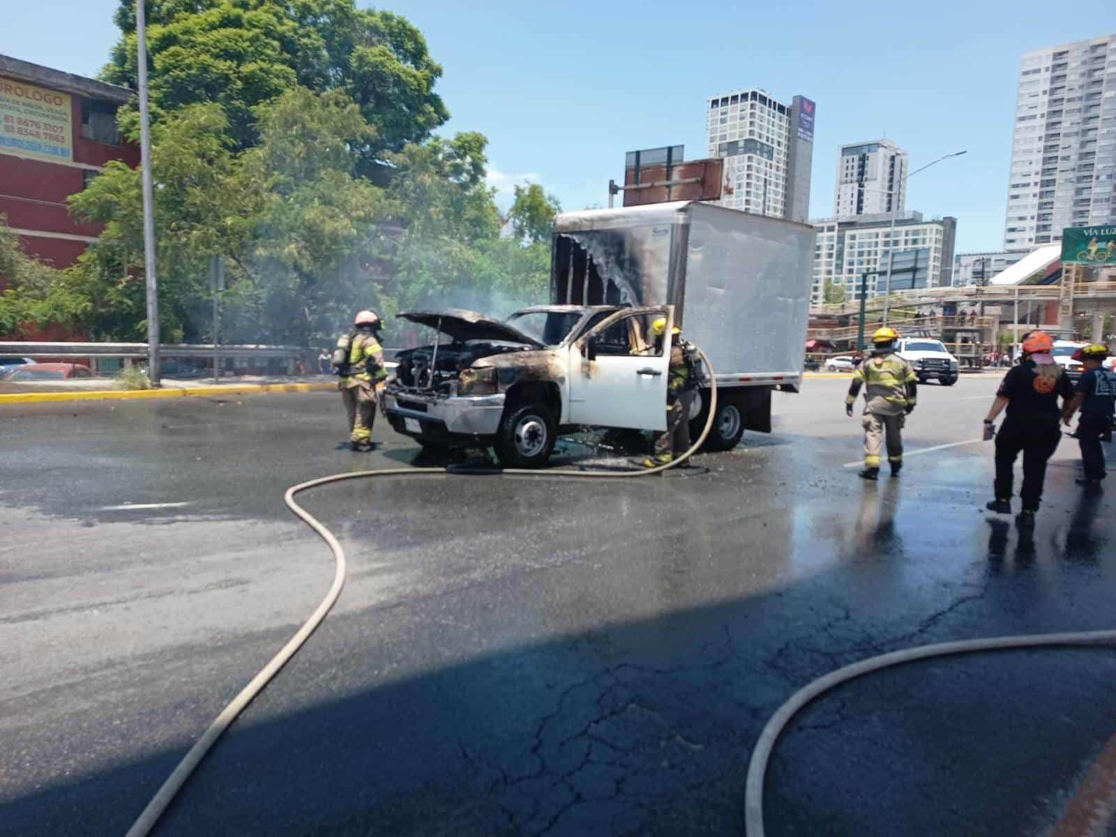 Una aparente falla hizo que una camioneta se incendiara en la Avenida Félix U. Gómez a la altura de los Condominios Constitución, en el centro de Monterrey.