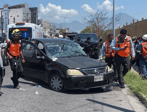 Conductor queda prensado en su vehículo en San Bernabé