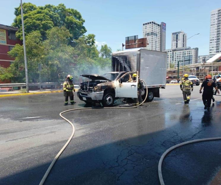 Se incendia camioneta en Avenida Félix U. Gómez