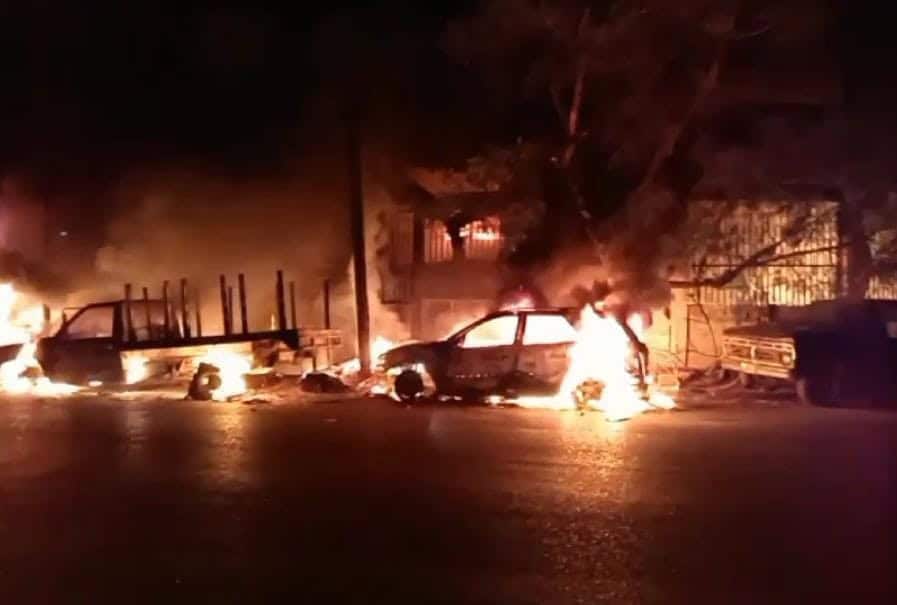 Un incendio consumió cinco negocios y cuatro vehículos, la madrugada en la Colonia Noria Norte (Fomerrey 39), en el municipio de Apodaca, sin que se reportaran lesionados y se presume que el siniestro pudo haber sido provocado.