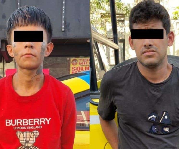 Detienen a dos jóvenes con droga en Centro de Monterrey