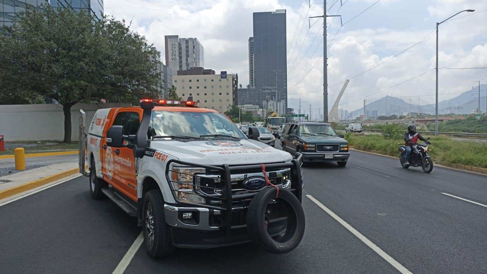 El conductor de una motocicleta murió luego de estrellarse contra un señalamiento vial, ayer en Bulevar Antonio L. Rodríguez a la altura de la Colonia Santa María, en Monterrey.