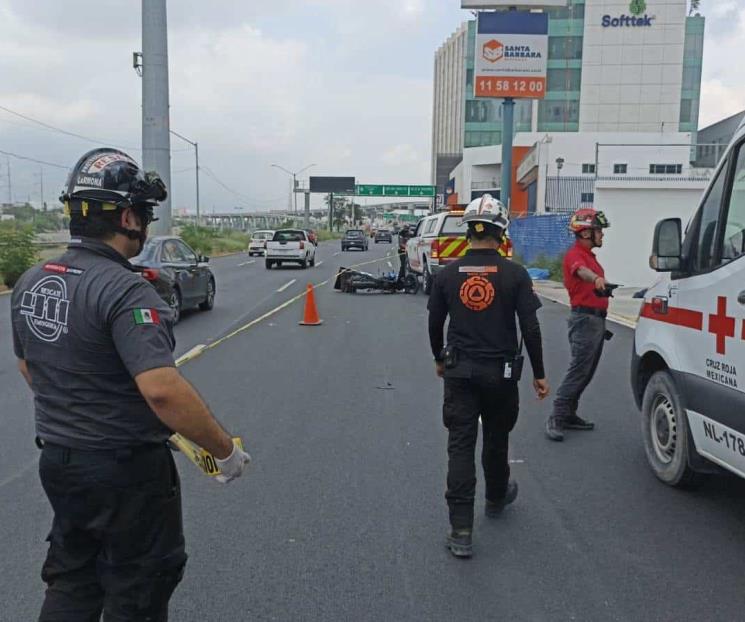 Muere motociclista al estrellarse contra señal vial en Monterrey
