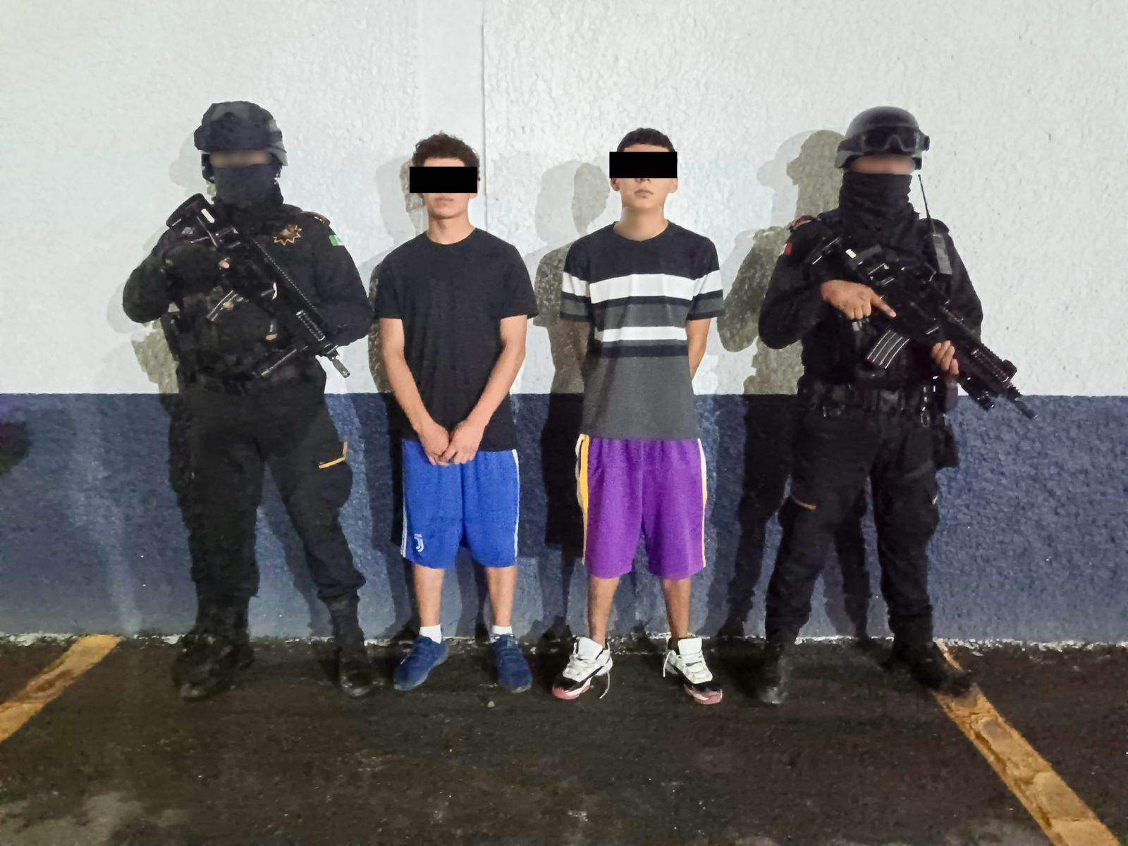 Dos jóvenes en posesión de un arma de fuego, fueron arrestados por elementos de Fuerza Civil y de laGuardia Nacional, en la Colonia San Ángel, al sur de Monterrey.