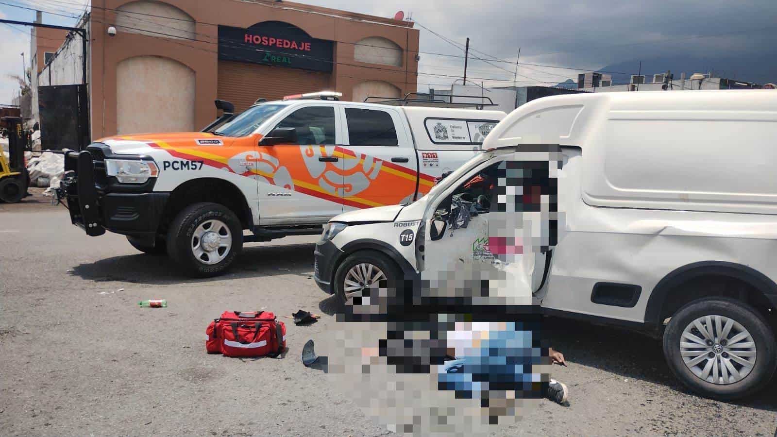 El conductor de una motocicleta falleció luego de estrellarse contra una camioneta que se le atravesó, ayer en la Colonia San Bernabé, al norte del municipio de Monterrey.