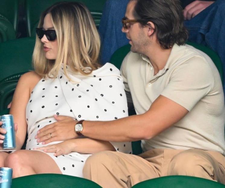 Muestra Margot Robbie su embarazo en Wimbledon