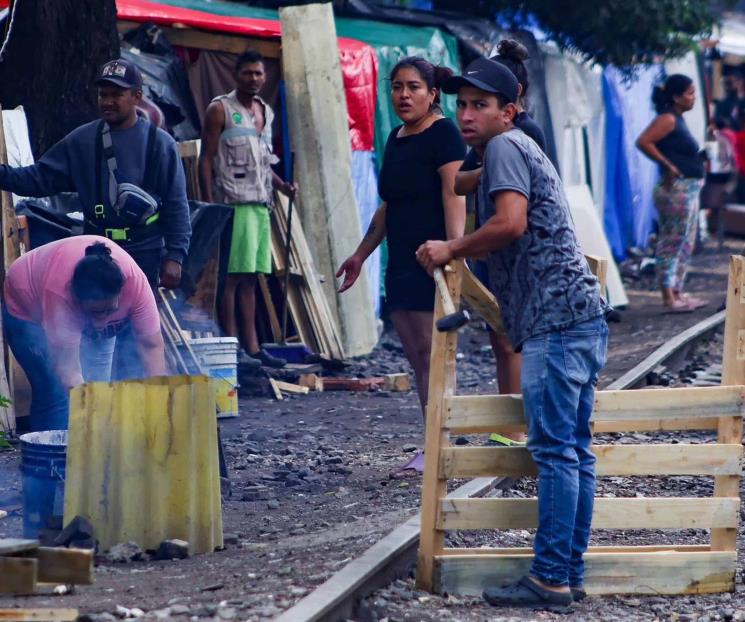 Decenas de migrantes se han apropiado de las vías en colonia Vallejo