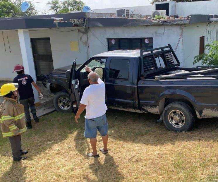 Impacta camioneta contra vivienda