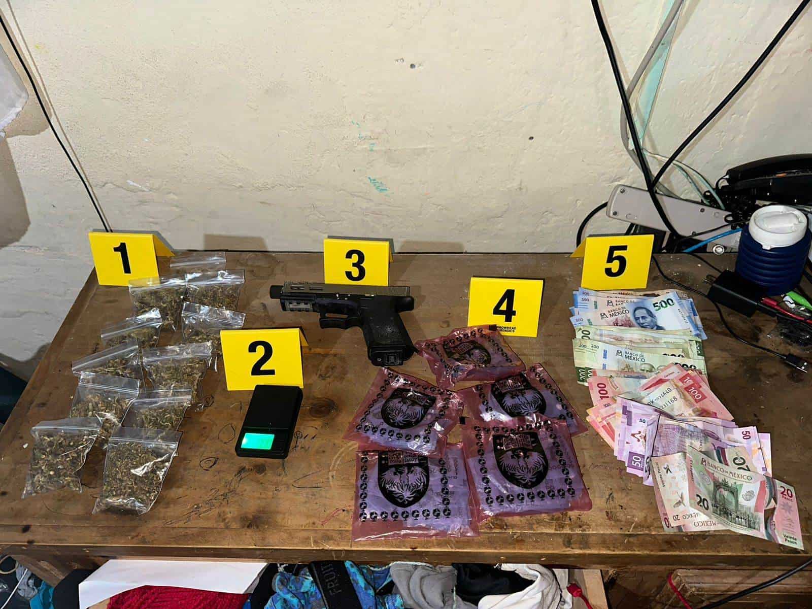 Tres detenidos y tres armas de fuego aseguradas, además de droga, fue el resultado de cateos realizados ayer por la Fiscalía General de Justicia en el municipio de San Pedro, como parte de indagatorias por presuntas actividades de narcomenudeo.