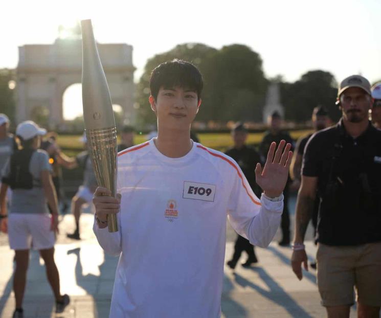Jin de BTS lleva la antorcha olímpica de París 2024 y hace historia