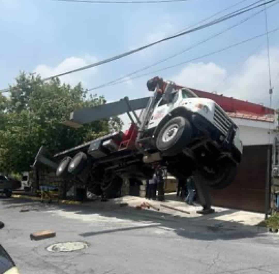 A punto de volcarse, así quedó un camión de carga tipo grúa que realizaba maniobras de descarga en un domicilio ubicado en el municipio de San Pedro Garza García.