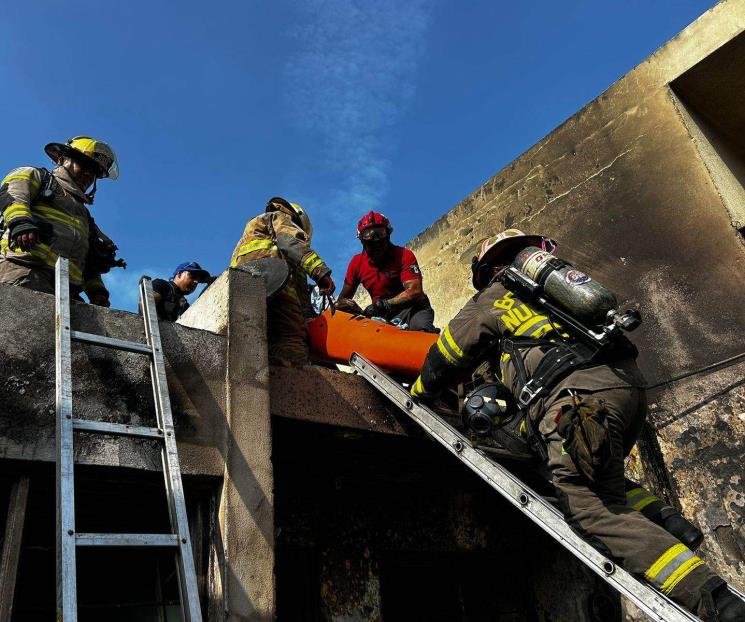 Rescatan a hombre de la tercera edad de incendio en Monterrey