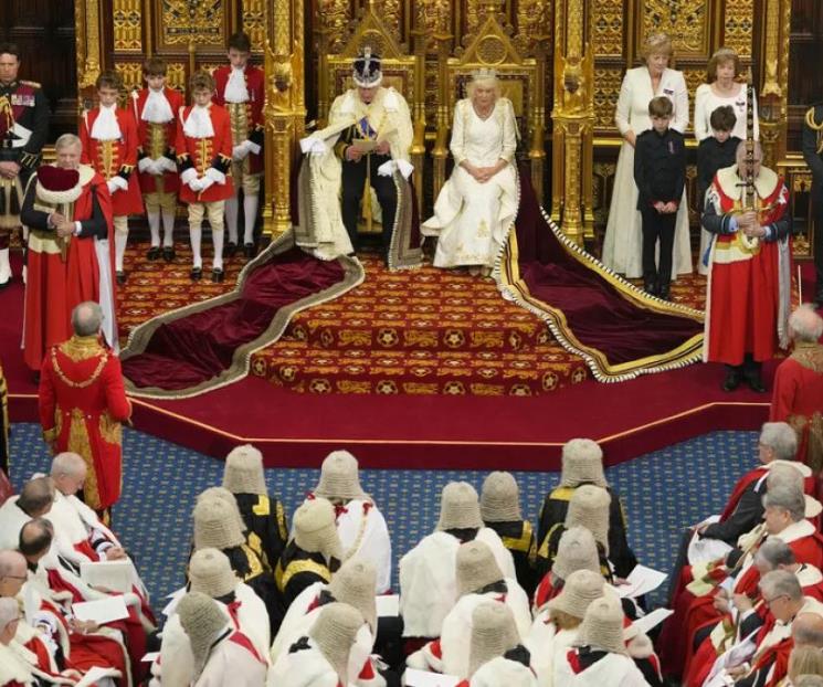 Presiden Carlos III y Camila la apertura del Parlamento británico