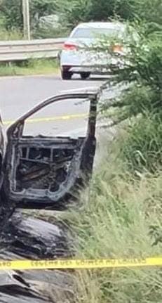 Una camioneta incendiada y al parecer con impactos de bala, fue encontrada por elementos de Fuerza Civil, ayer en la Carretera Nacional, municipio de Montemorelos, al sur de Nuevo León.