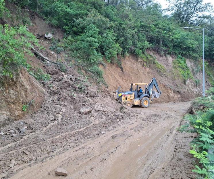 Reabren carretera a Cola de Caballo tras deslave del miércoles