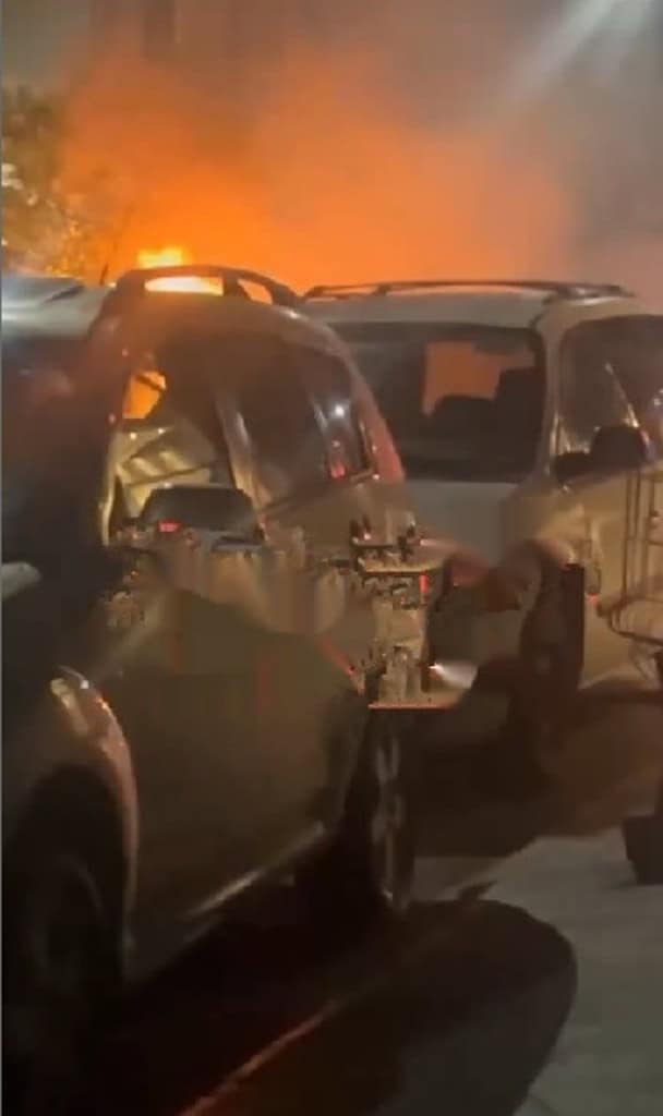 La Fiscalía General de Justicia del Estado, indaga el incendio de un automóvil estacionado en la Colonia Lomas de Santa Catarina, al que se presume le prendieron fuego en forma intencional.