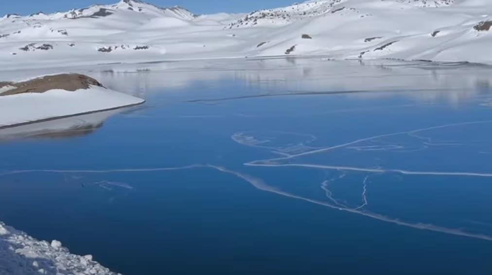 Un lago emite sonidos por desplazamiento del hielo en Chile