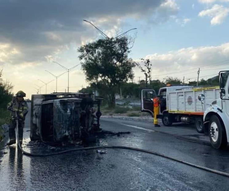 Explosiva volcadura de camión en Santa Catarina