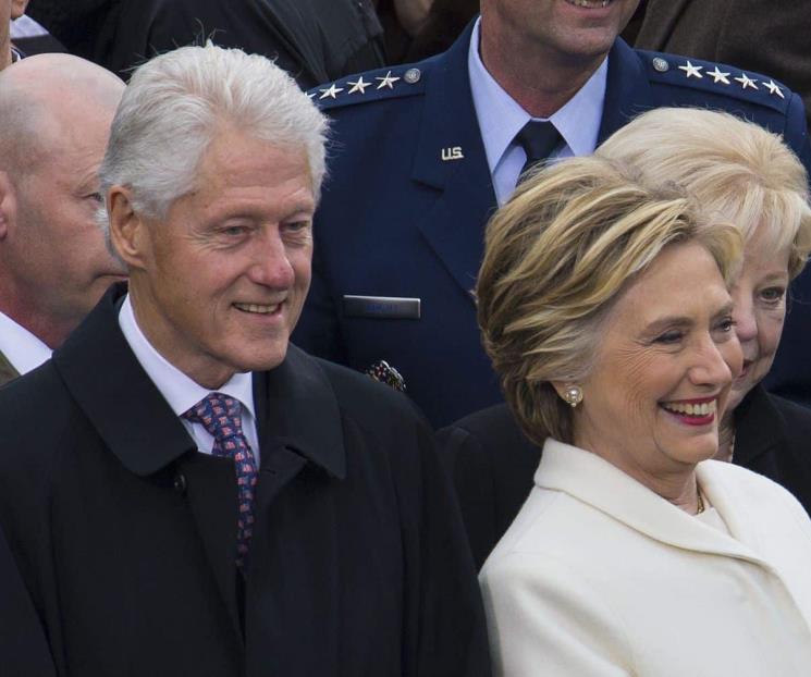 Apoyan Bill y Hillary Clinton decisión de Biden de seguir: NBC