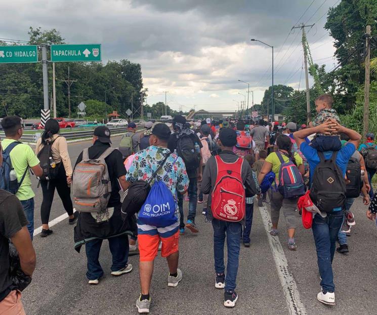 Caravana de migrantes avanzan hacia Tapachula