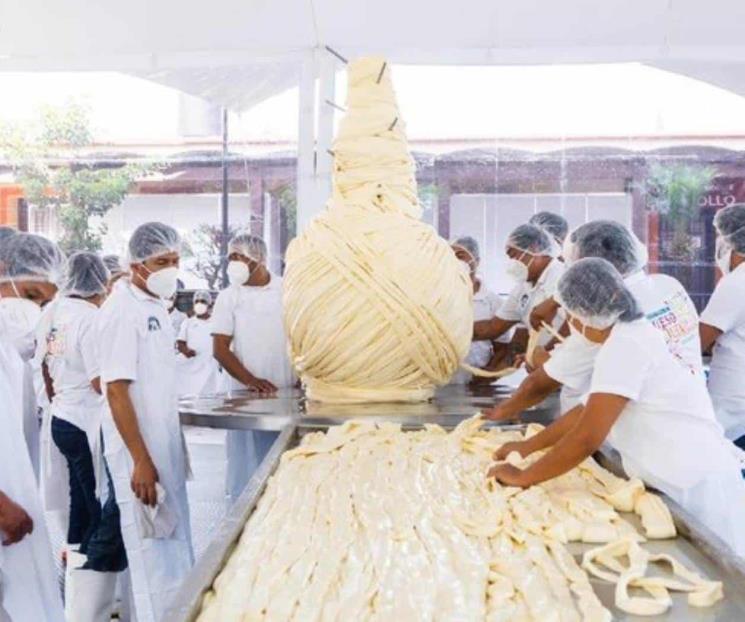 Rompe Oaxaca récord Guinness con quesillo más grande del mundo 