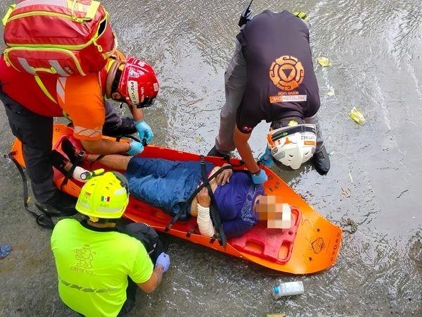Rescatan a anciana tras caída en Arroyo Seco en Monterrey