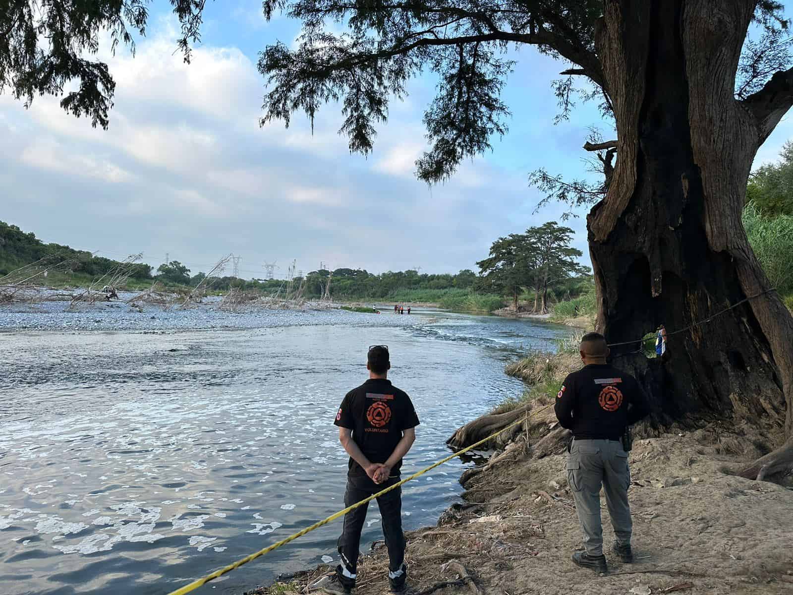 El cadáver de un joven que cayó al Río Santa Catarina, en Juárez, fue rescatado ayer por elementos de Protección Civil del Estado.