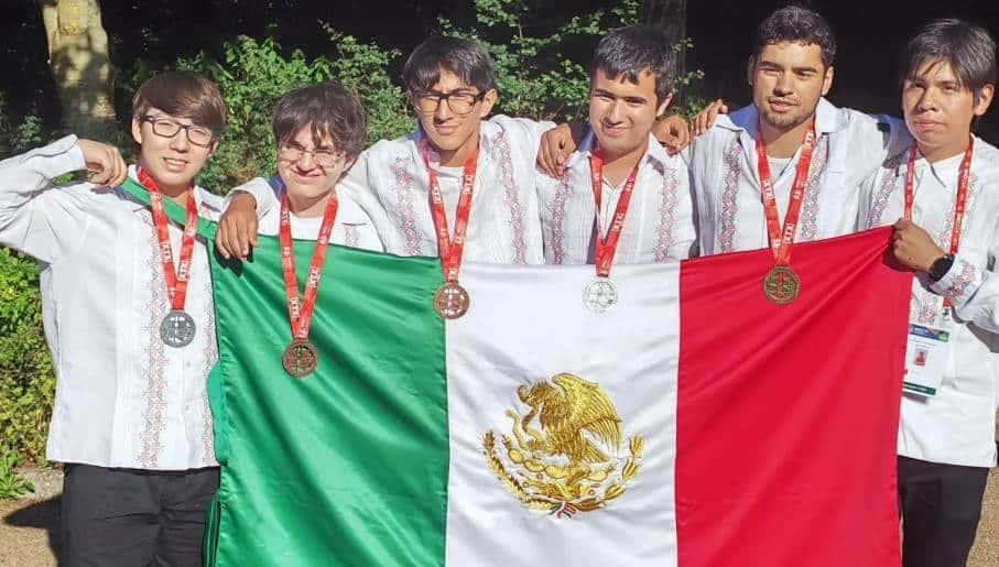 Llegan estudiantes mexicanos con oro en olimpiada matemática