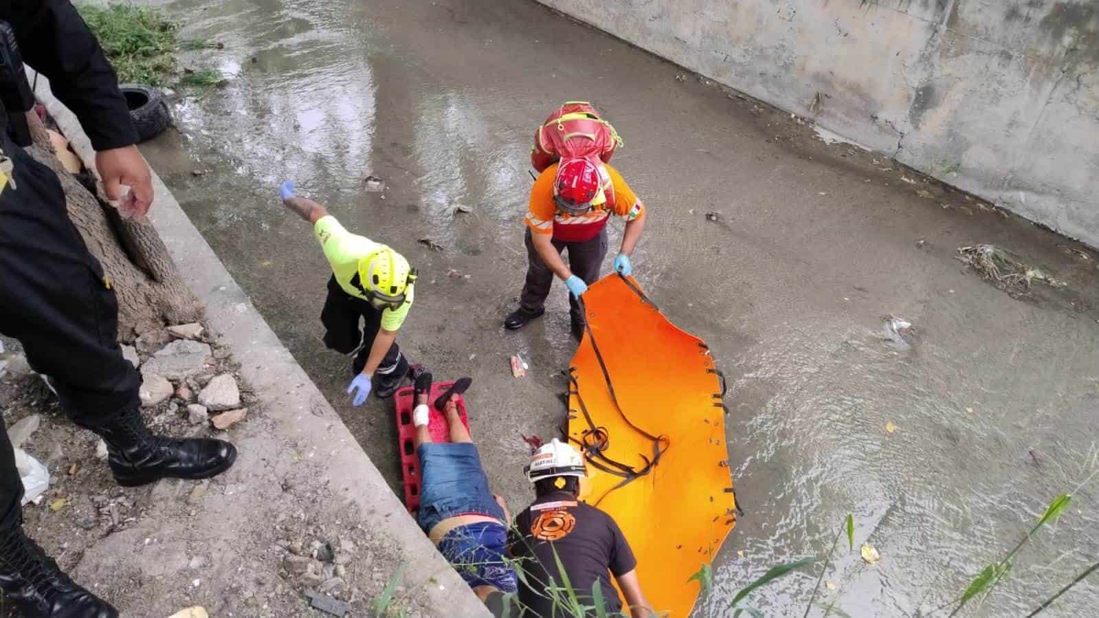 Una mujer de la tercera edad fue rescatada por elementos de Protección Civil del Estado, luego de cayó al Arroyo Seco, ayer al sur de la ciudad de Monterrey.