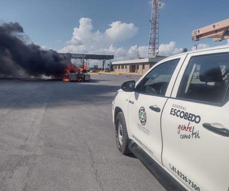 Tracto camión se incendia en Escobedo