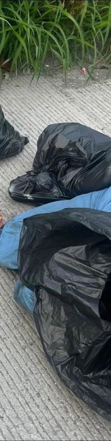 Los cuerpos mutilados de dos personas, a quienes además dejaron un narcomensaje detenido por las piernas de uno de los occisos, fueron encontrados ayer en calles de la Colonia Lomas de La Paz, municipio de Apodaca.