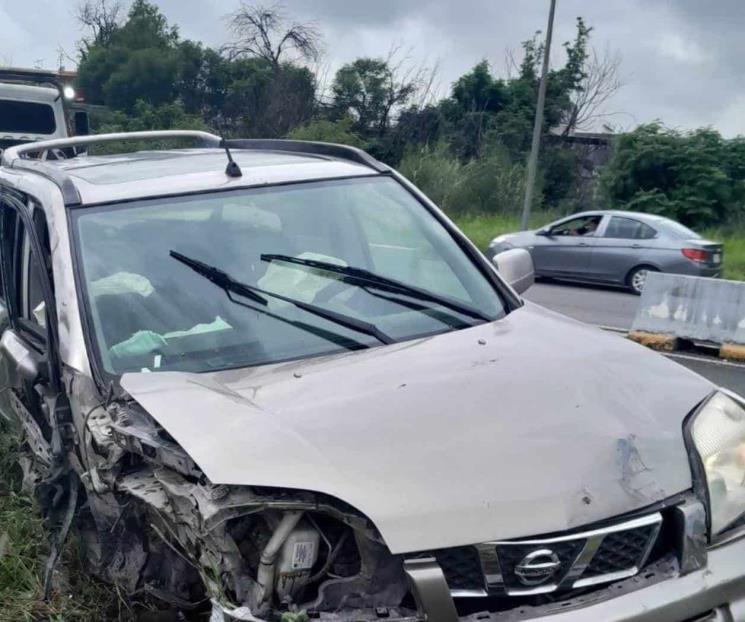 Conductor choca contra muro de contención en Av. Morones Prieto