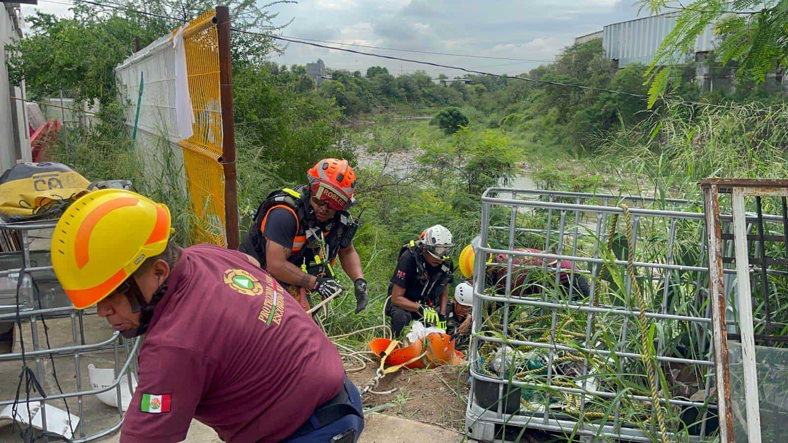 El cuerpo sin vida de la mujer arrastrada el miércoles por la corriente del agua del Río Pesquería, fue encontrado ayer a poco más de un kilómetro de donde la reportaron desaparecida, en la zona conocida como "las cascadas", Colonia Paso Cucharas Progreso, municipio de Escobedo.