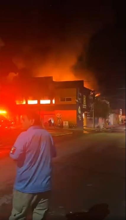 Después de 12 horas de trabajo, personal de Protección Civil Municipal de Linares y bomberos, lograron controlar el incendio de un centro ferretero en el centro de esta ciudad.