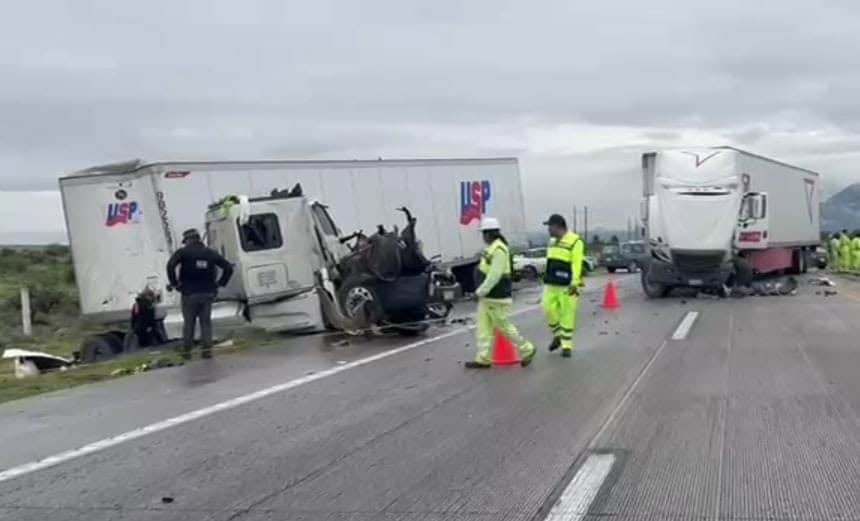 El conductor de un tráiler falleció luego de chocar su unidad contra otra unidad de carga, ayer en la Carretera a Saltillo, municipio de Galeana.