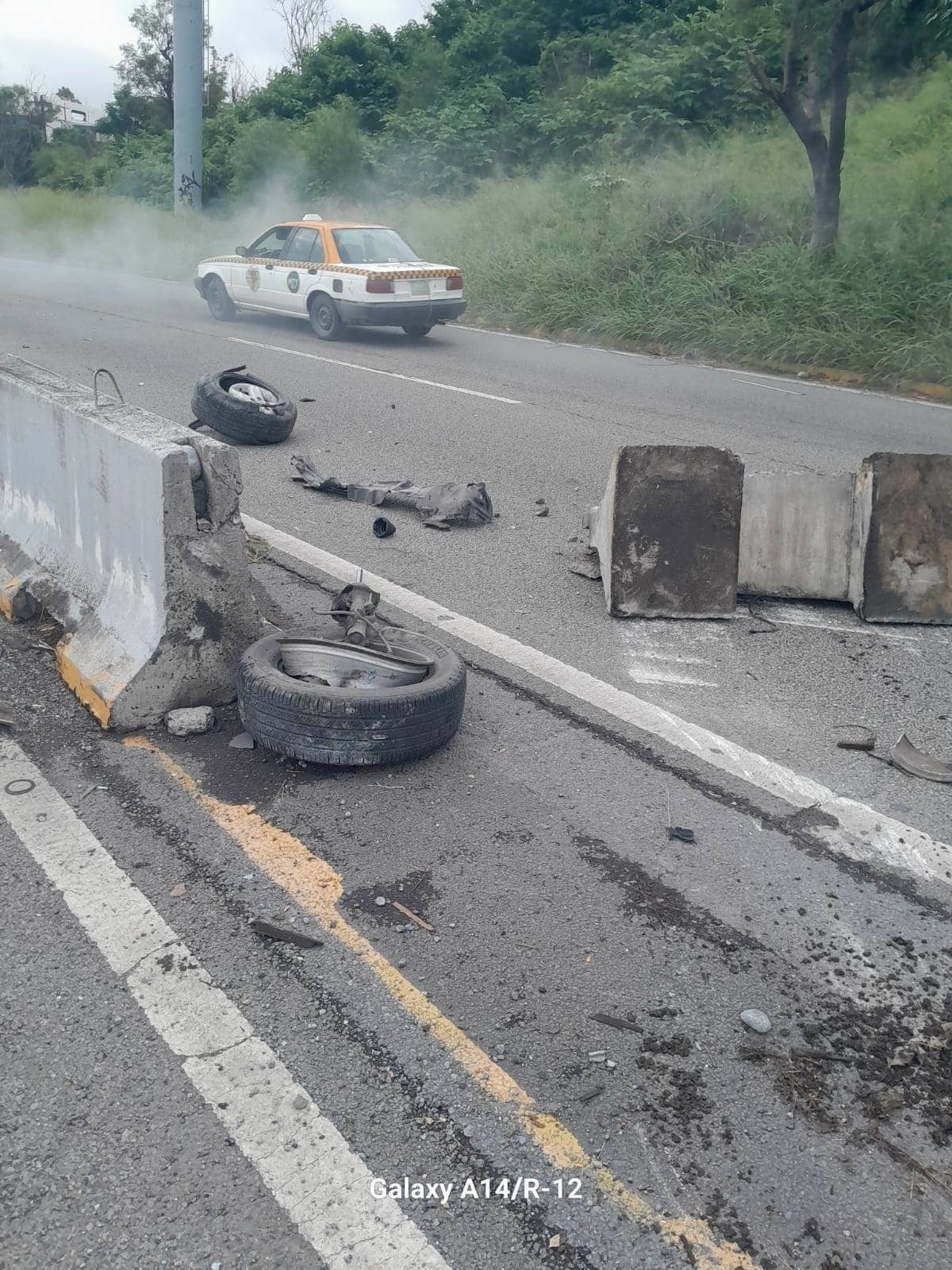 Un automovilista resultó lesionado al perder el control de su camioneta y estrellarse contra el muro divisorio de la Avenida Morones Prieto a la altura de López Mateos, municipio de Guadalupe.