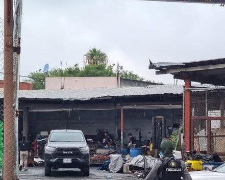 Elementos de Grupo Antisecuestros de la Fiscalía de la Agencia Estatal de Investigaciones, realizaron un cateo en una vivienda del municipio de Montemorelos, donde detuvieron a dos personas y aseguraron tres vehículos.