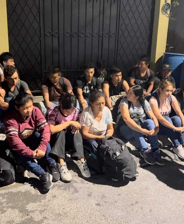 Un grupo de 41 indocumentados fueron rescatados de una casa en la Colonia Provileón, municipio de Escobedo, tras llegar a la entidad y esperar ser trasladados a la frontera norte y cruzar a Estados Unidos.